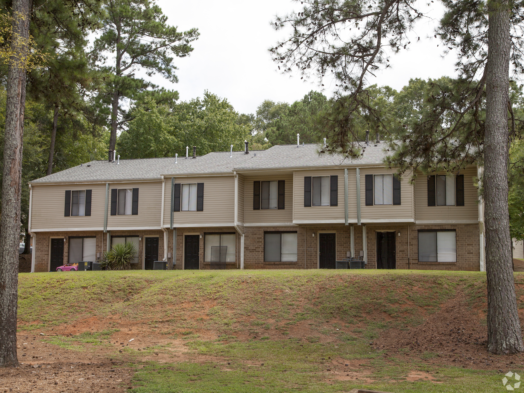 Pinewood Apartments in Athens, Georgia, is among the nearly 3,200 apartment units Standard Communities in which bought a controlling interest. (CoStar)