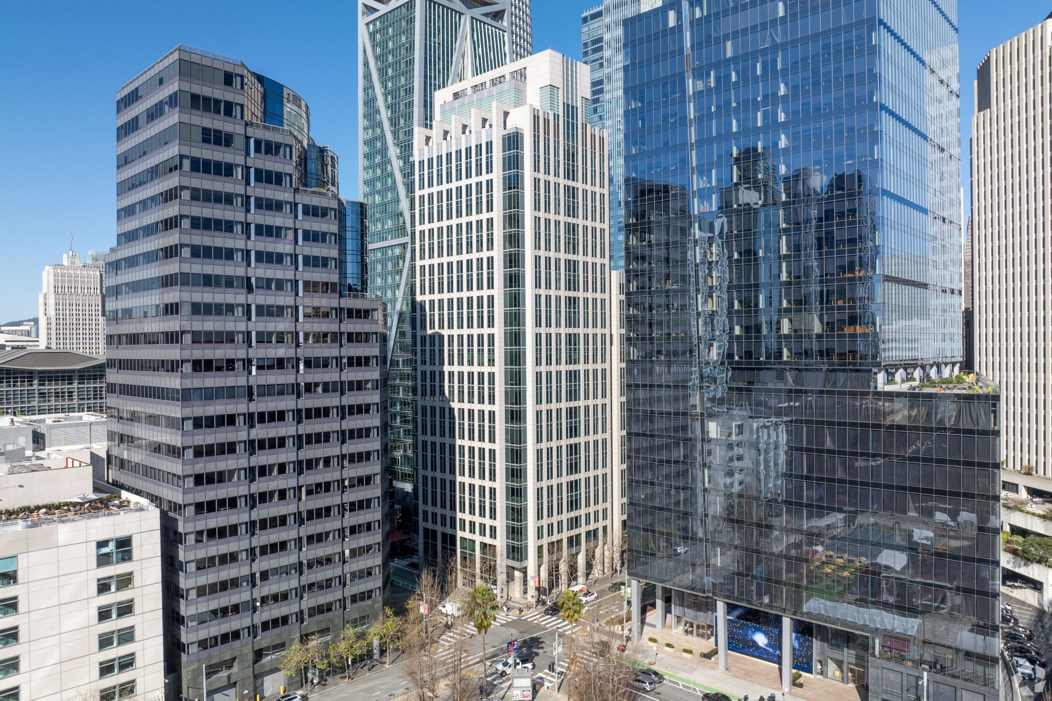 Divco West and Blackstone Real Estate are buying the 25-story office tower at 300 Howard St., formerly known as 199 Fremont St., with plans to lease it to artificial intelligence startups. (CoStar) 