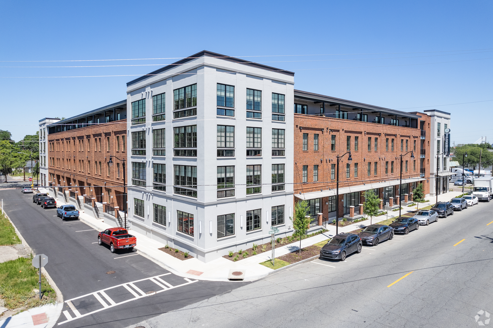The Lowe apartment property in Savannah, Georgia, was recently refinanced through a private lender instead of a bank. (CoStar)