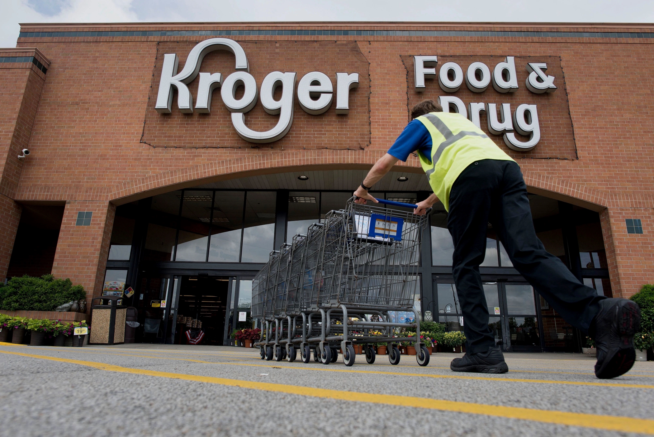Kroger and Albertsons have agreed to temporarily halt merger plans amid state and federal legal challenges. (Getty Images)