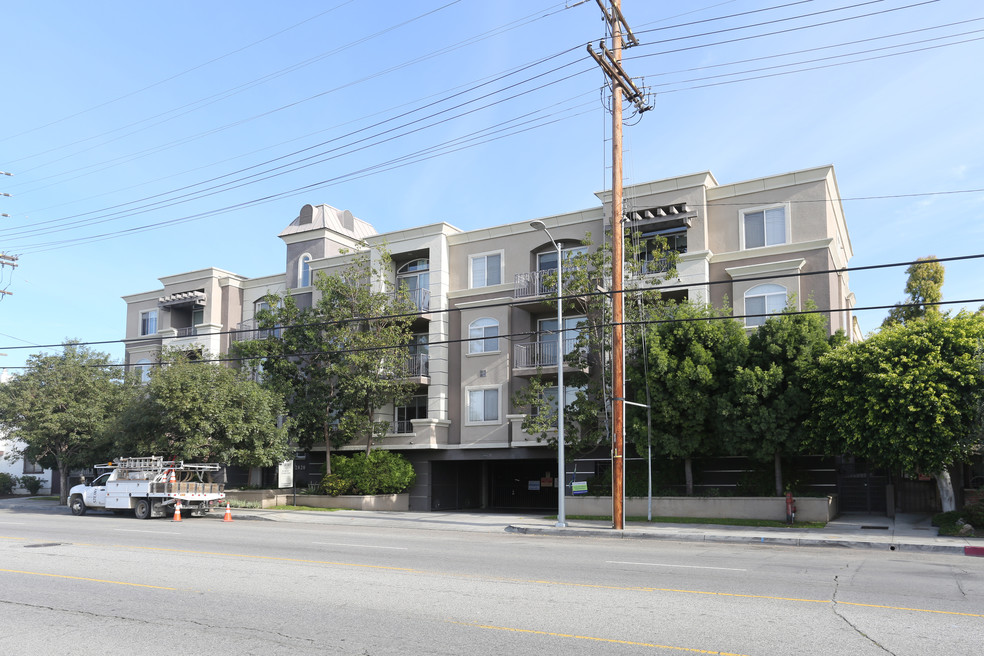The apartments were built in 2006 on nearly a full acre in the Mar Vista multifamily market of Los Angeles County. (CoStar)