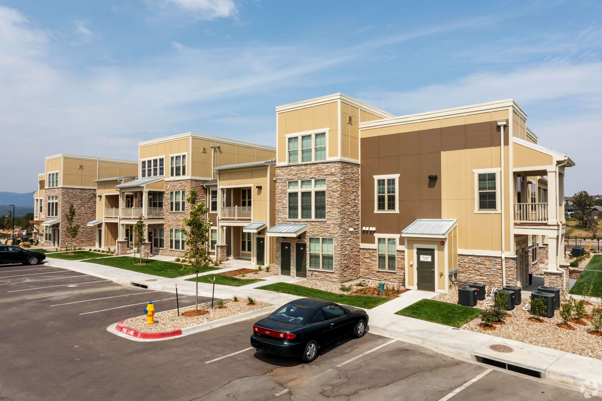 Hamilton Zanze & Co., a San Francisco investment firm, has acquired the Springs at Foothill Farms apartment complex in Colorado Springs, Colorado, for a record-high price. (CoStar) 