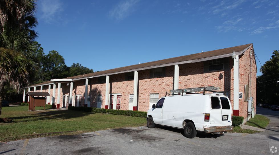 The apartments were built in 1967 on 2.7 acres in the Lake Forest Hills multifamily market of Duval County. (CoStar)