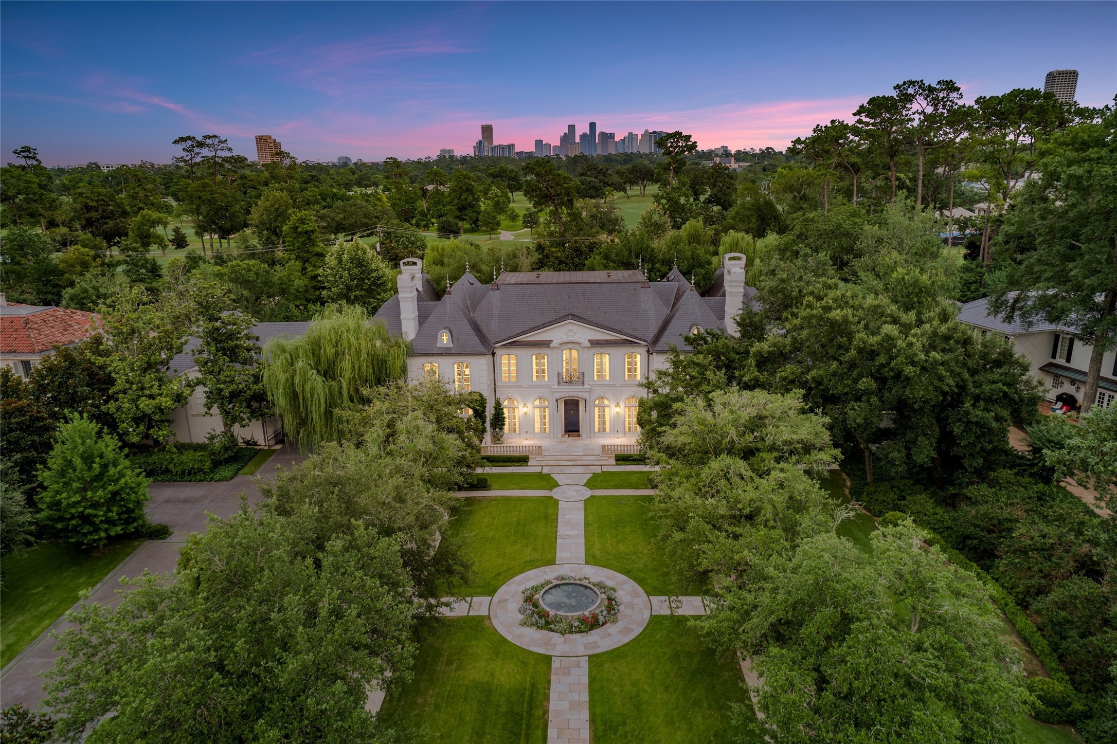 The property abuts the River Oaks Country Club. (Martha Turner Sotheby's International Realty via Homes.com)